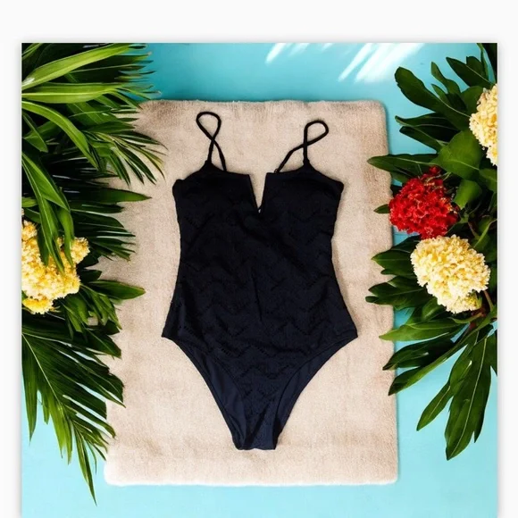 NWT Black Crochet V-Notch One Piece Swimsuit
-Sz M-Gorgeous!! Flattering ☀️🖤 - Picture 5 of 10